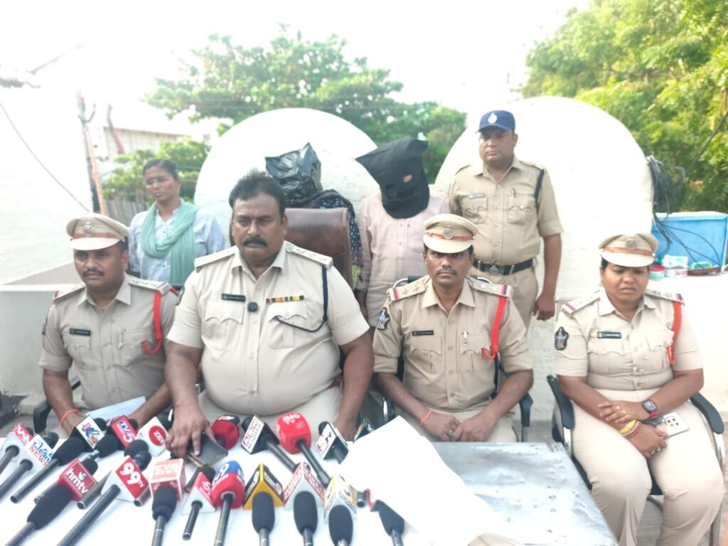 అక్రమ సంబంధం నేపథ్యంలో దారుణ హత్య: భార్యాభర్తల అరెస్ట్*