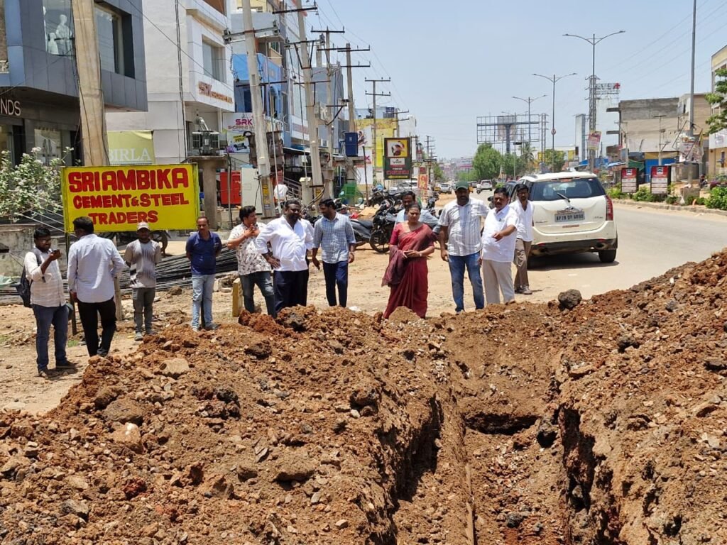 మిషన్ భగీరథ పైప్లైన్ లీకేజ్ పనులను పరిశీలించిన మున్సిపల్ చైర్మన్