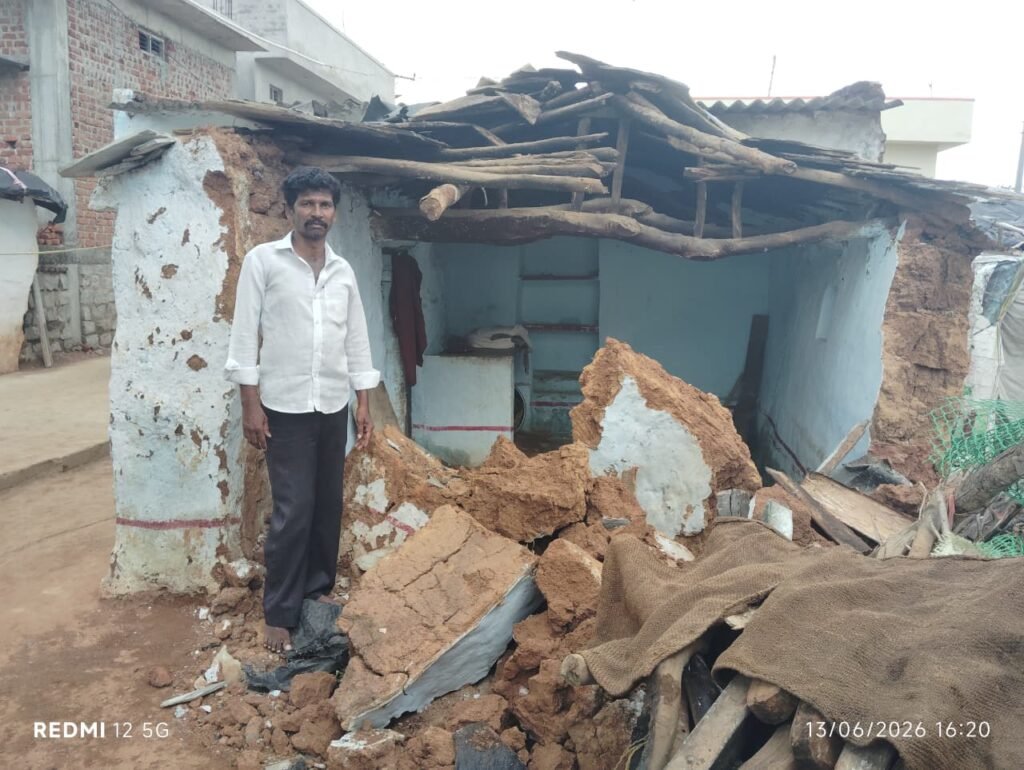 గుర్రంపల్లి గ్రామంలో రాత్రి కురిసిన బారీ వర్షానికి కూలిన నిరు పేద ఇల్లు