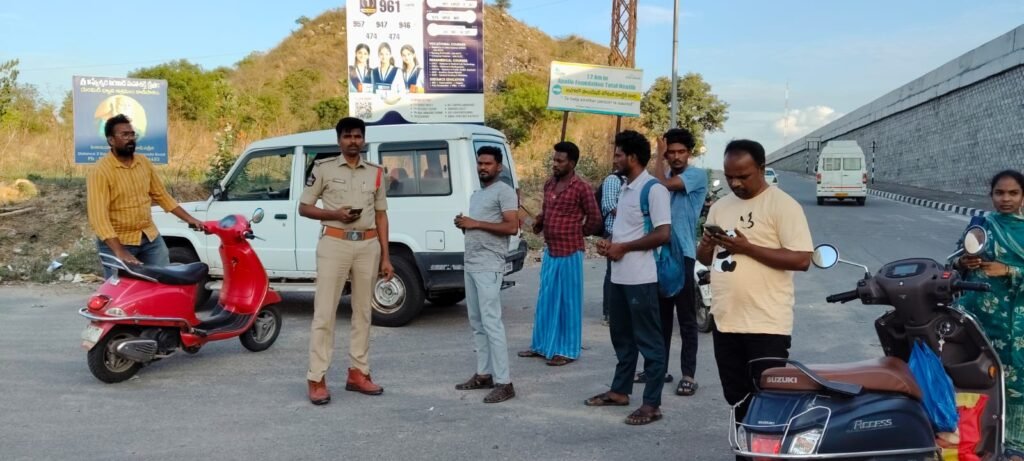 ద్విచక్ర వాహనాలను తనిఖీ చేసిన తవణంపల్లి ఎస్సై రమేష్ బాబు.