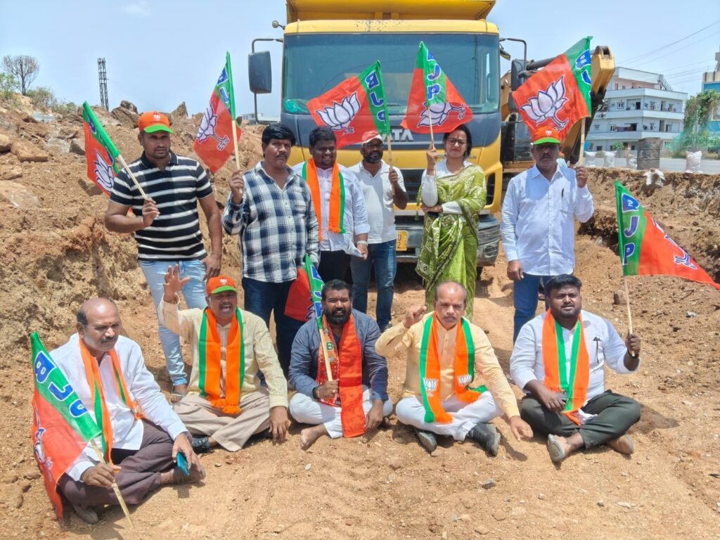 ఘట్‌కేసర్ ఆర్‌ఓబీ పనులను తక్షణమే ప్రారంభించాలి: బీజేపీ నిరసన