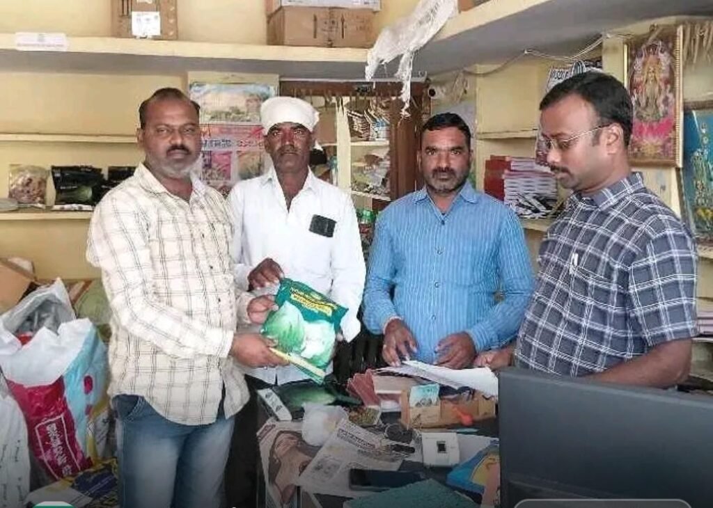 ఫర్టిలైజర్ షాపులను ఆకస్మికంగా తనిఖీ చేసిన    బెజ్జంకి మండల వ్యవసాయ అధికారి సంతోష్