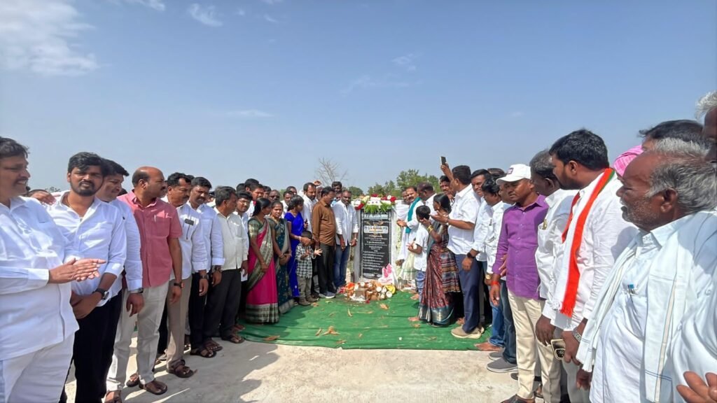 షాద్‌నగర్ ఎమ్మెల్యే, రాష్ట్ర ప్రభుత్వ రంగ సంస్థల చైర్మన్ వీర్లపల్లి శంకర్ రూ.1.25 కోట్ల హెచ్‌ఎండీఏ నిధులతో నిర్మించిన గంగన్నగూడ హై లెవెల్ బ్రిడ్జిని ఘనంగా ప్రారంభించారు.