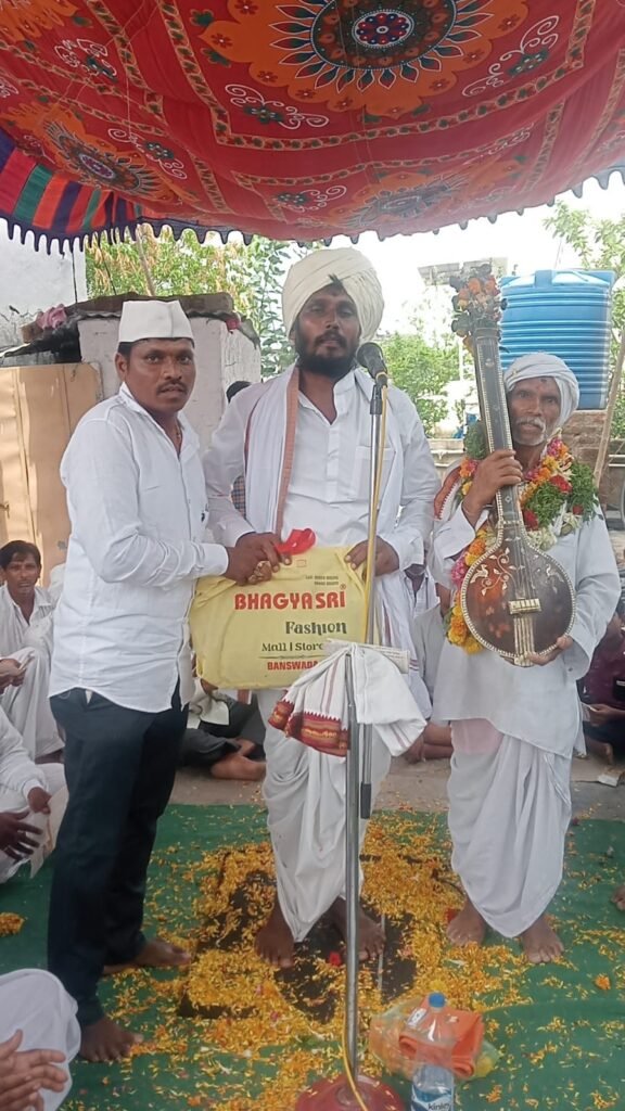 ముగిసిన అఖండ అధికమాస హరినామ సప్తహ    బీర్కూరు మండల కేంద్రంలోని విట్ఠలేశ్వర ఆలయంలో సోమవారం పురుషోత్తమ మాస అమావాస్య సందర్భంగా పురస్కరించుకొని అఖండ హరినామ సప్తహ  నిర్వహకులు ముగింపు నిర్వహించారు. విఠలేశ్వర ఆలయంలో నెల రోజులపాటు మహారాష్ట్ర, బాన్సువాడ నియోజకవర్గ, తదితర ప్రాంతాల నుండి పెద్ద ఎత్తున భక్తవార్కారులు విచ్చేసి భజన కార్యక్రమంలో పాల్గొన్నారు. ప్రతిరోజు కాకడ హారతి, హరి పాట్ హరి జాగరణ, కాల కీర్తన తదితర కార్యక్రమాలు నిర్వహించేవారు. సోమవారం సోమవతి అమావాస్య సందర్భంగా అఖండ హరినామ సప్తహ ముగింపు కార్యక్రమంలో భాగంగా భక్తులు అధిక సంఖ్యలో విచ్చేసి భజన కార్యక్రమంలో పాల్గొన్నారు. కాల కీర్తన హ,భ,ప పిరాజీ మహారాజ్ ఆధ్వర్యంలో కాల కీర్తన నిర్వహించారు. అనంతరం మహా అన్నదాన కార్యక్రమం ఏర్పాటు చేయడం జరిగింది. బీర్కూర్ పరిసరాల గ్రామాల నుండి భక్తులు అధిక సంఖ్యలో విచ్చేసి భజన కార్యక్రమంలో పాల్గొన్నారు. అధికమాస సప్తహ కార్యక్రమం ముగింపు నిర్వహించారు.