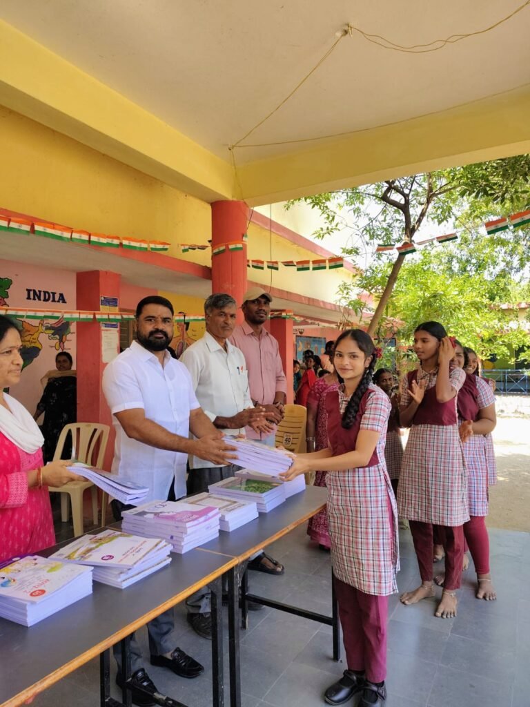 ప్రభుత్వ పాఠశాల విద్యార్థులకు పుస్తకాల పంపిణీ కార్యక్రమంలో పాల్గొన్న సింగిరెడ్డి శ్రీకాంత్ రెడ్డి