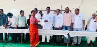 వెల్గటూర్ లో లబ్ధి దారులకు చెక్కుల పంపిణీ చేసిన అడ్లూరి