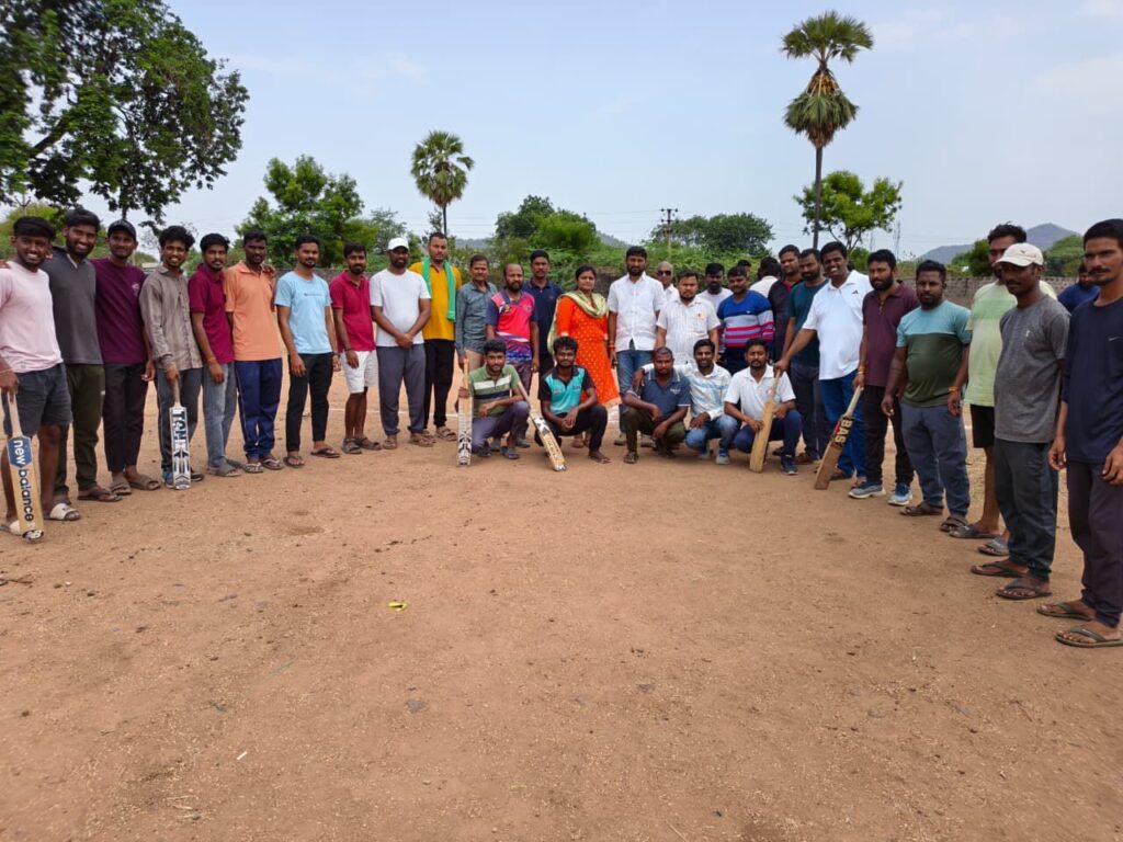 ఎండపల్లిలో క్రికెట్ పోటీలు ప్రారంభం