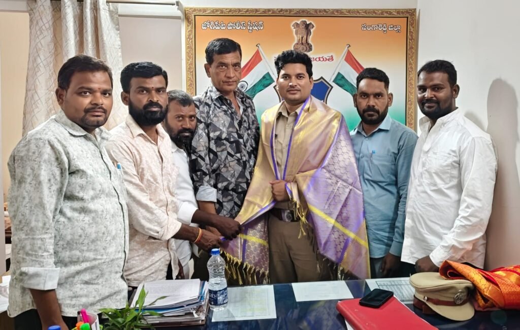 అందోల్ జోగిపేట్ కు నూతన బాధ్యతలు చేపట్టిన ఎస్సై గిరి శ్రీకాంత్ ను కలిసిన&nbsp; టి వై జె ఎఫ్ యూనియన్ సభ్యులు <br>