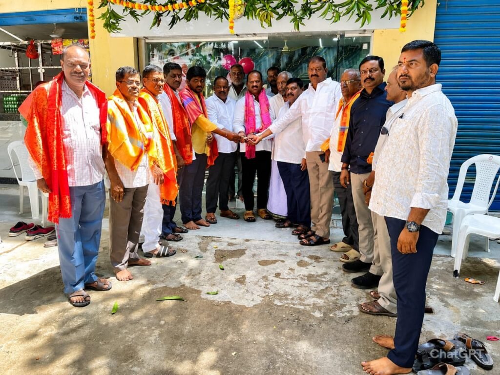 అగ్నికి ఆహుతిఐన సెలూన్ షాప్ బాధితుడికి అండగా లలిత సోమిరెడ్డి