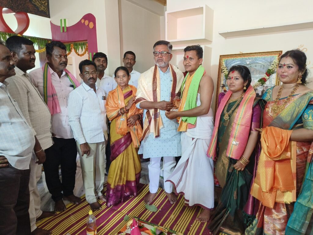 నూతన గృహ ప్రవేశ వేడుకలో మాజీ ఎమ్మెల్యే పుట్ట మధు<br>దివాకర్ కుటుంబ సభ్యులకు శుభాకాంక్షలు తెలిపిన మాజీ ఎమ్మెల్యే