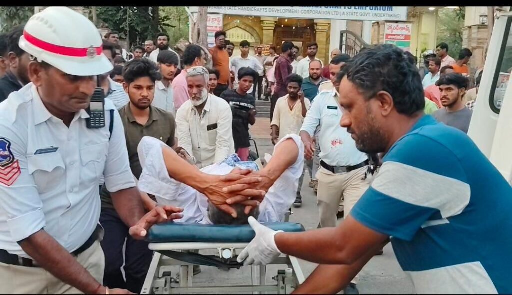 సిద్దిపేటలో రోడ్డు ప్రమాదం – క్షతగాత్రుడిని సకాలంలో ఆసుపత్రికి తరలించి మానవత్వం చాటుకున్న ట్రాఫిక్ పోలీసులు..