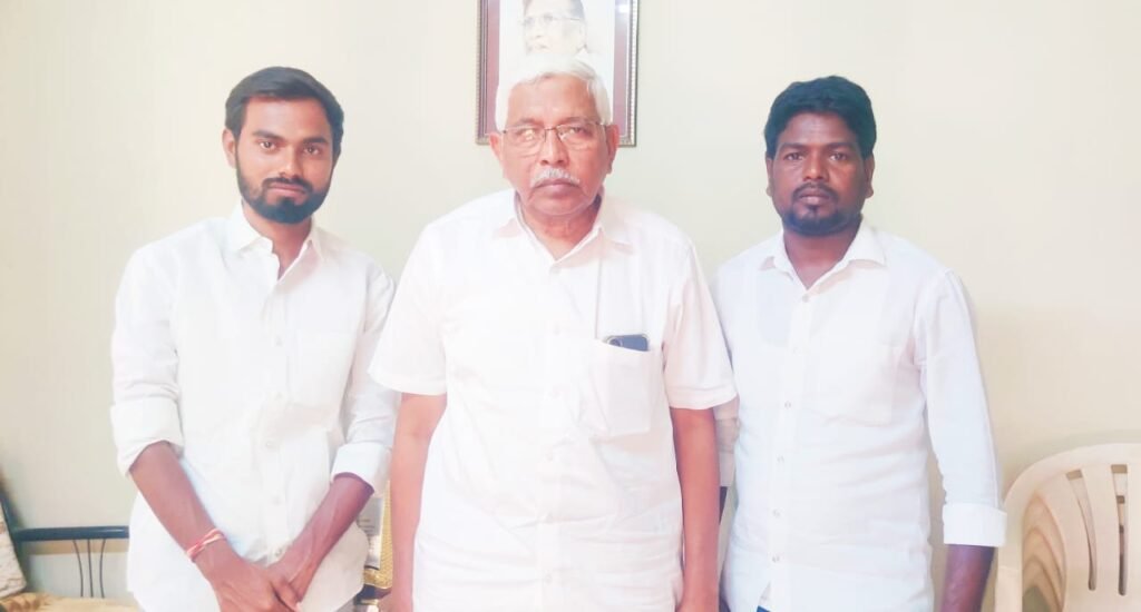 ఉద్యమ కారులకు న్యాయం కోసం మరియూ దుబ్బాక బీసీ హాస్టల్ నూతన భవనం నిర్మాణం కోసం  ప్రొఫెసర్ కోదండరాం ను  కలిసిన..  తెలంగాణ జనసమితి సిద్దిపేట జిల్లా అధ్యక్షుడు నీరుడి స్వామి.