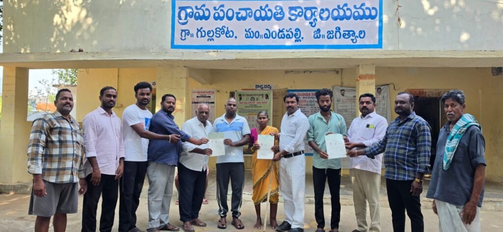 సర్పంచ్ చేతుల మీదుగా సీఎంఆర్ఎఫ్ చెక్కుల పంపిణీ