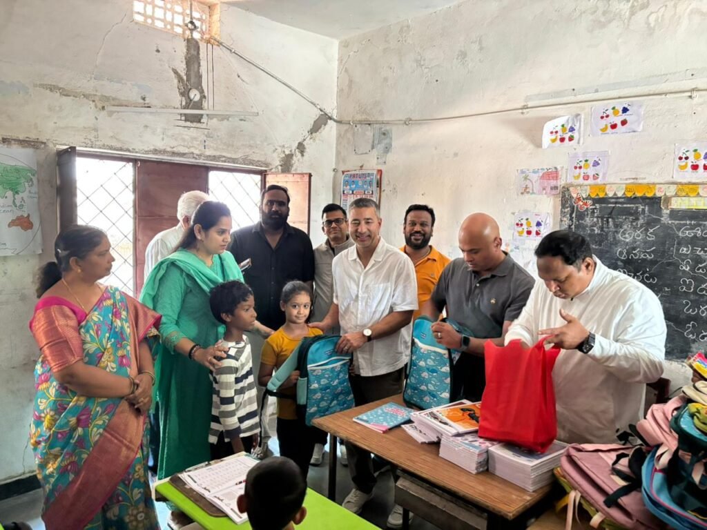 విద్యార్థులకు విద్యా సామగ్రి పంపిణీ