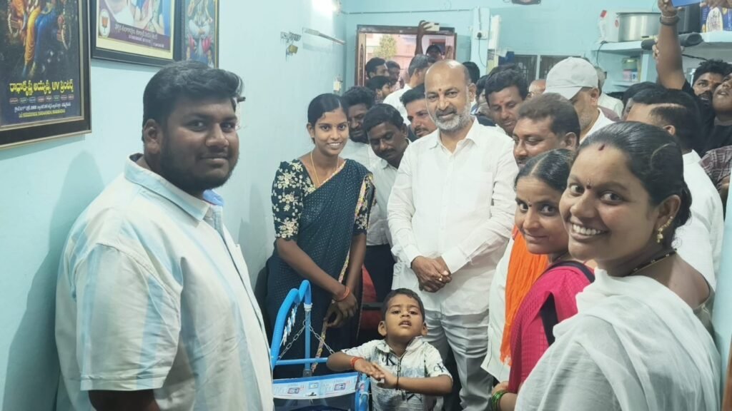 నూతనంగా ఎన్నికైన పదో వార్డ్ కౌన్సిలర్ తూర్పాటి చందన శంకర్ కుటుంబాన్ని కలిసినాకేంద్ర హోం సహాయక మంత్రి&nbsp; బండి సంజయ్<br>