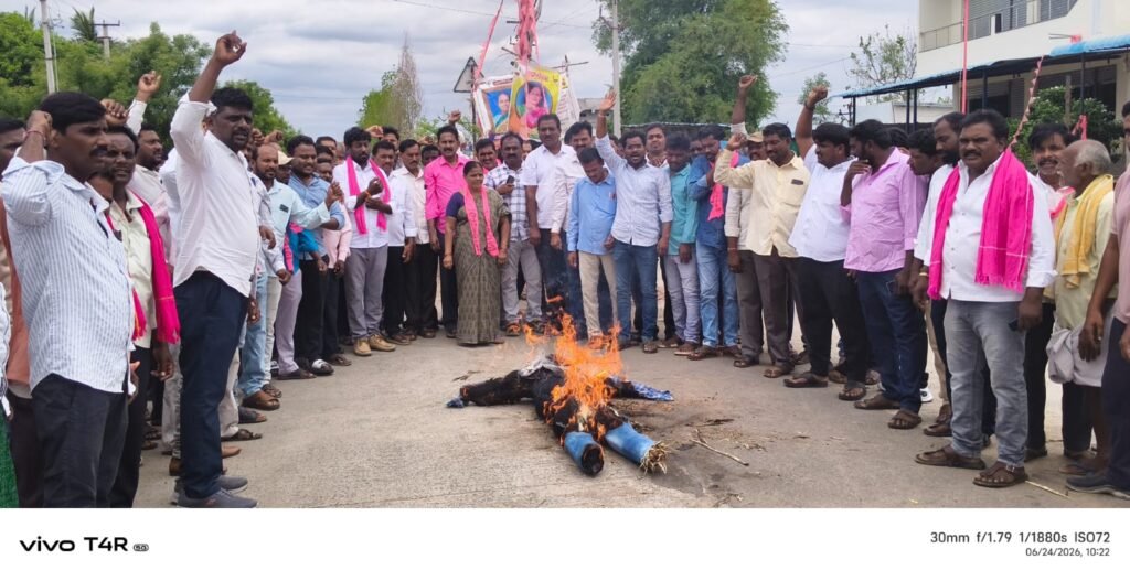 జిల్లాలో ఎక్కడా లేని విధంగా<br> దిష్టిబొమ్మల దగ్ధం