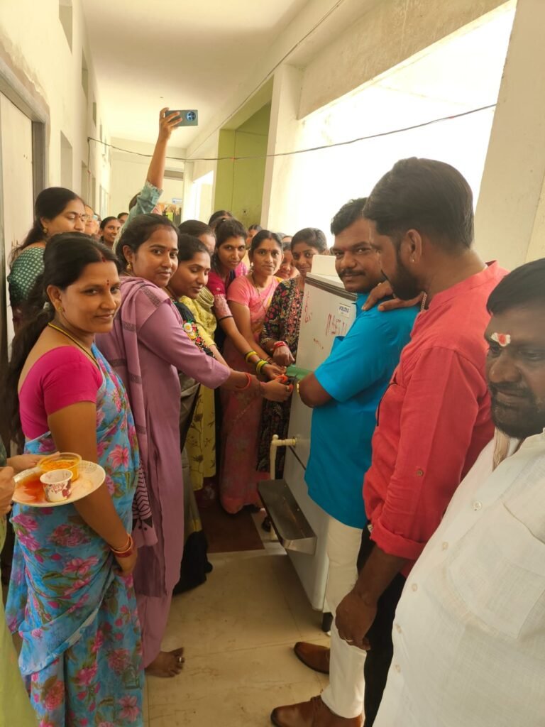 విద్యార్థుల సౌకర్యం కోసం వాటర్ ఫ్రిజ్ అందించిన ఎమ్మెల్యే మక్కాన్ సింగ్ రాజ్ ఠాగూర్