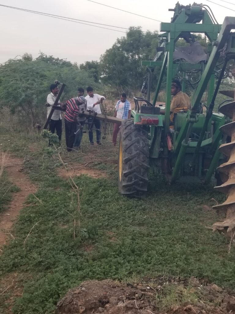 విద్యుత్ స్తంభాల పునరుద్ధరణలో సర్పంచ్ చొరవ<br>ప్రజా సమస్యల పరిష్కారామే మా నినాదం<br>గ్రామ అధ్యక్షుడు గర్రేపల్లి ప్రవీణ్ గౌడ్.