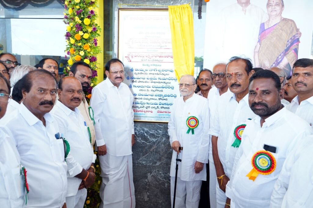 పదవి విరమణ చేశానే గానీ పెదవి విరమణ చేయలేదు