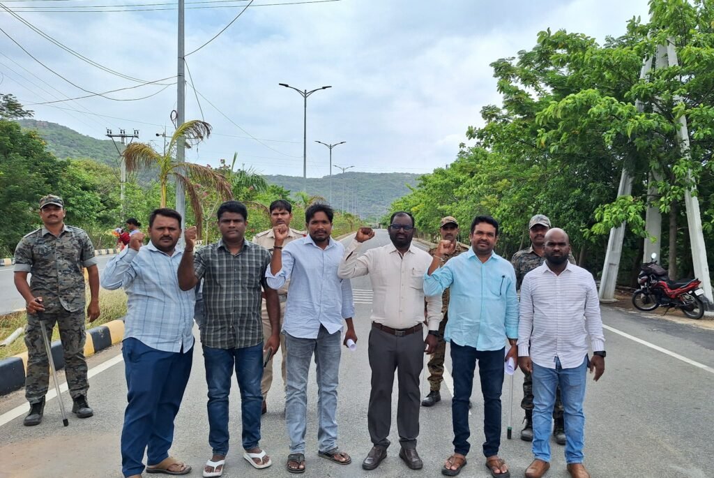 ఉపాధ్యాయ, విద్యారంగ సమస్యల పరిష్కారానికి TSUTF నిరసన
