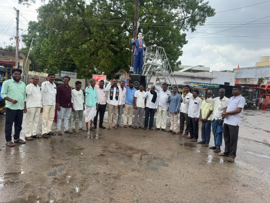 దళిత మహిళపై కుల వివక్ష దాడిని ఖండిస్తూ బెజ్జంకిలో ఎమ్మార్పీఎస్ ఆధ్వర్యంలో ప్రజా సంఘాల నిరసన