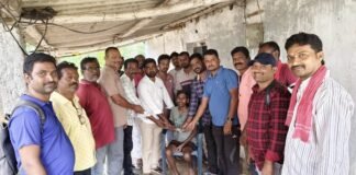 అనారోగ్యంతో బాధపడుతున్న ప్రసాద్కు అండగా నిలిచిన తోటి కార్మికులు