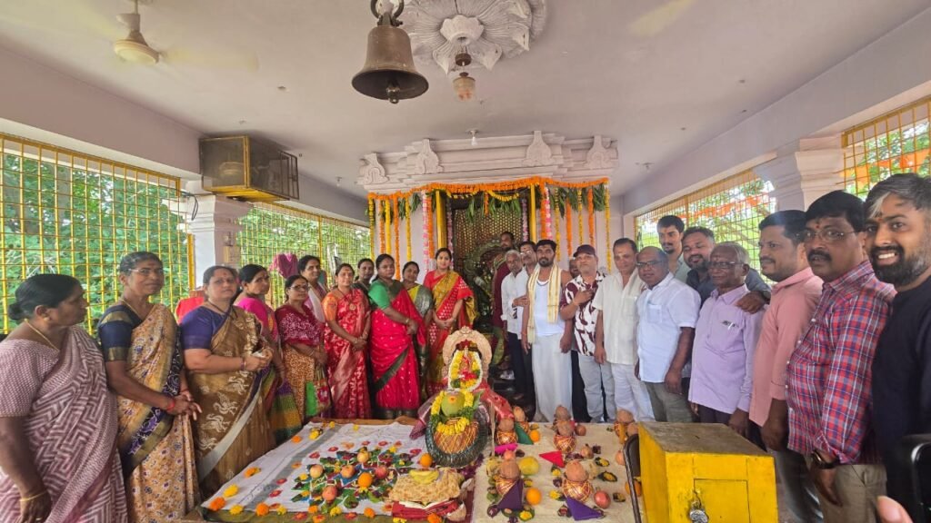 మ్యాక్ సొసైటీలో శ్రీ కనకదుర్గ అమ్మవారి మహోత్సవాల్లో మాజీ కార్పొరేటర్ సింధు ఆదర్శ్ రెడ్డి ప్రత్యేక పూజలు