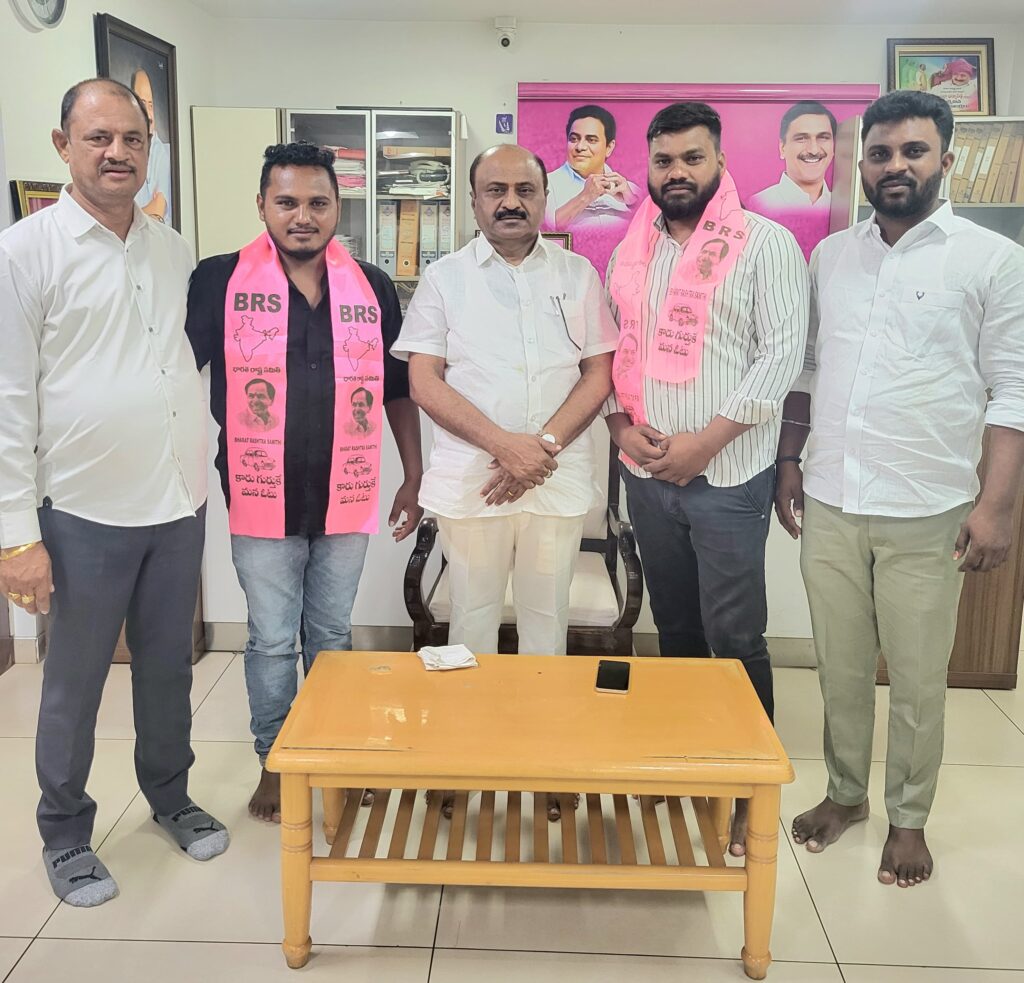 కాంగ్రెస్‌కు మరో షాక్.. పరకాలలో గులాబీ వైపు యువత అడుగులు