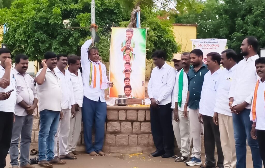 ముఖ్యమంత్రిమంత్రులుఇంచార్జ్ వొడితల ప్రణవ్ చిత్రపటాలకు పాలాభిషేకం చేసిన