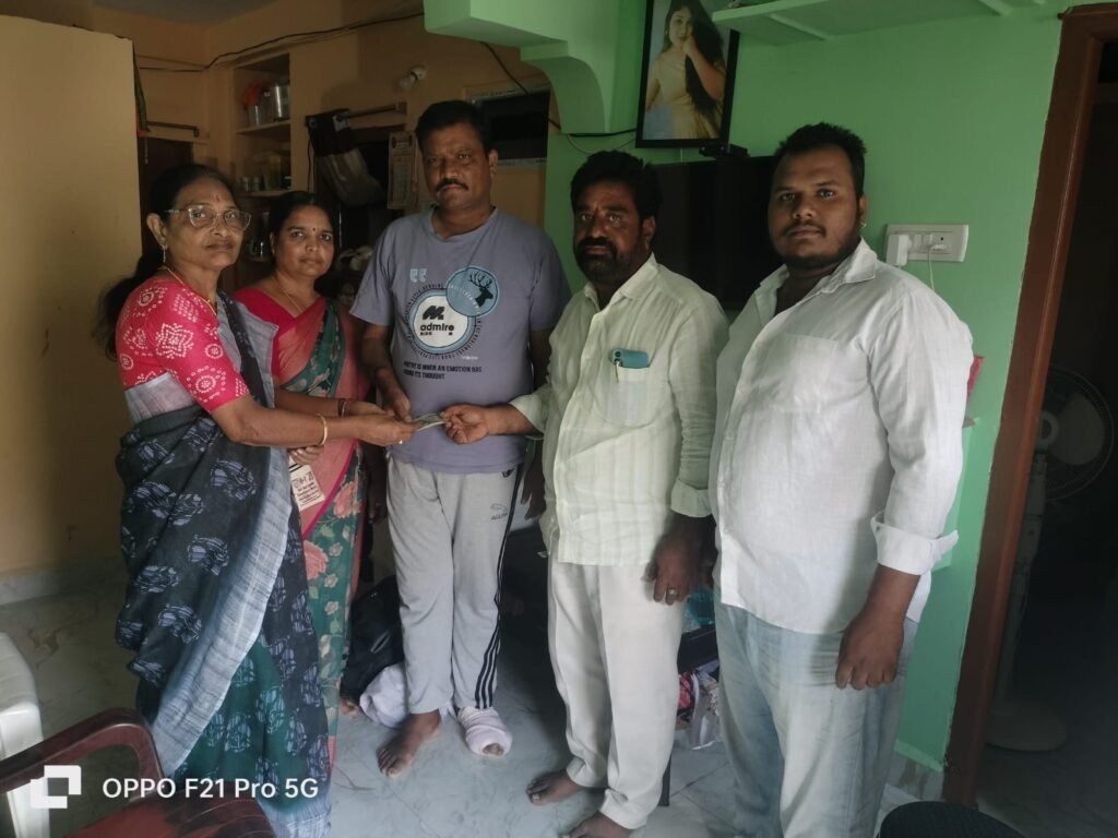 ఆపదలో ఉన్న జర్నలిస్టుకు రూ.10 వేల ఆర్థిక సాయం,   అండగా నిలిచిన కాంగ్రెస్ సీనియర్ నాయకుడు సింగిరెడ్డి శ్రీకాంత్ రెడ్డి