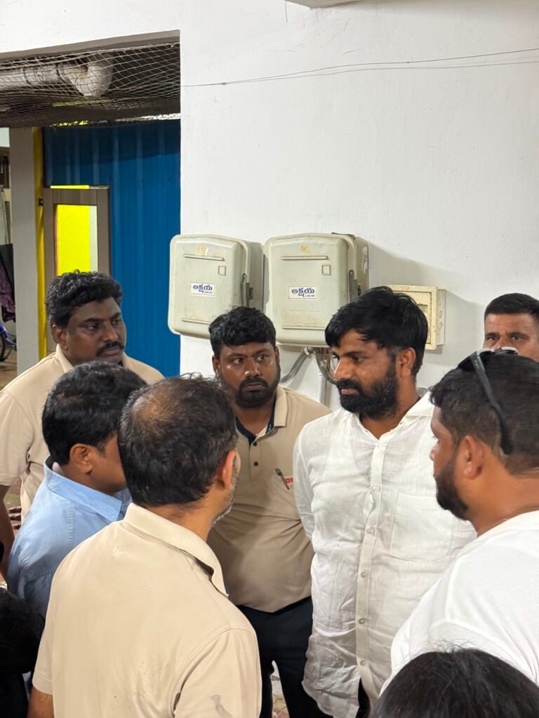 బీరంగూడలో అగ్నిప్రమాదం బాధిత కుటుంబాన్ని పరామర్శించిన బీఆర్ఎస్ నాయకుడు ఐలాపూర్ మాణిక్ యాదవ్