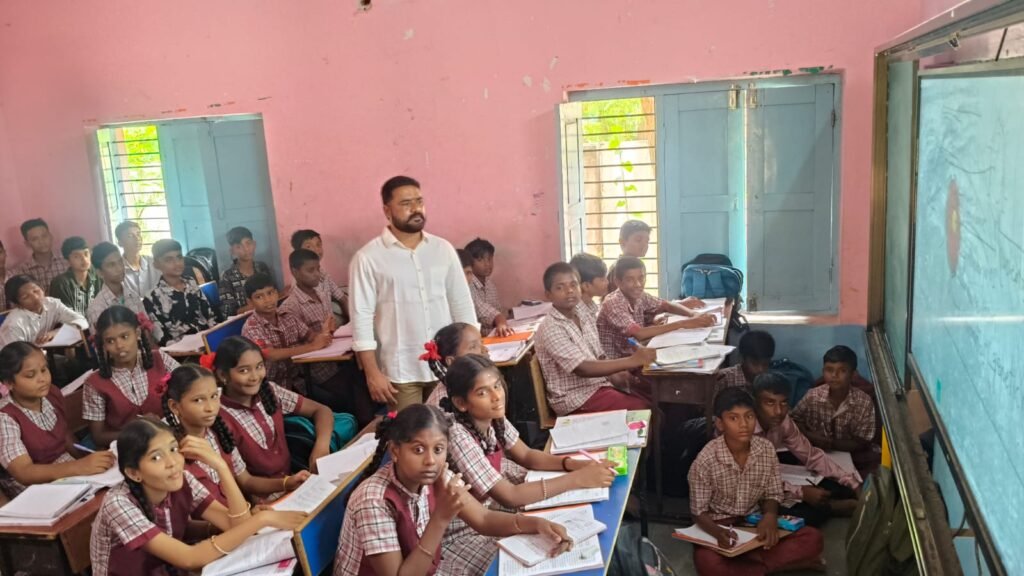 అన్నోజిగూడ జడ్పీహెచ్‌ఎస్ పాఠశాలను సందర్శించిన సింగిరెడ్డి శ్రీకాంత్ రెడ్డి