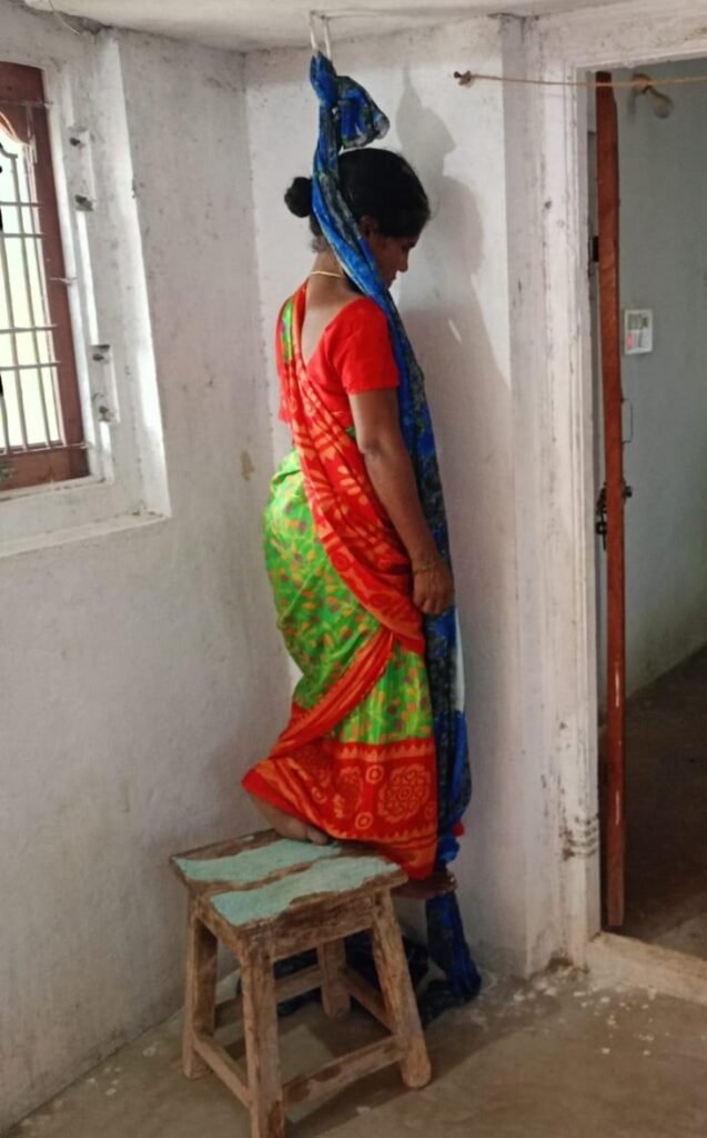 ఆర్థిక ఇబ్బందులతో మహిళ ఆత్మహత్య