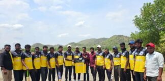తల్లిదండ్రులు జ్ఞాపకార్థం క్రికెటర్లకు జెర్సీలు పంపిణీ
