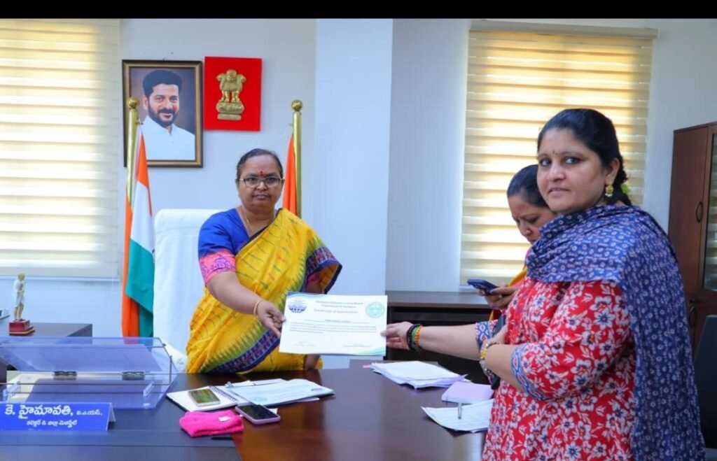 సిద్దిపేట జిల్లా కలెక్టర్ చేతుల మీదుగా ప్రశంసా పత్రం అందుకున్న మోడల్ స్కూల్  ప్రిన్సిపాల్ సంగీత
