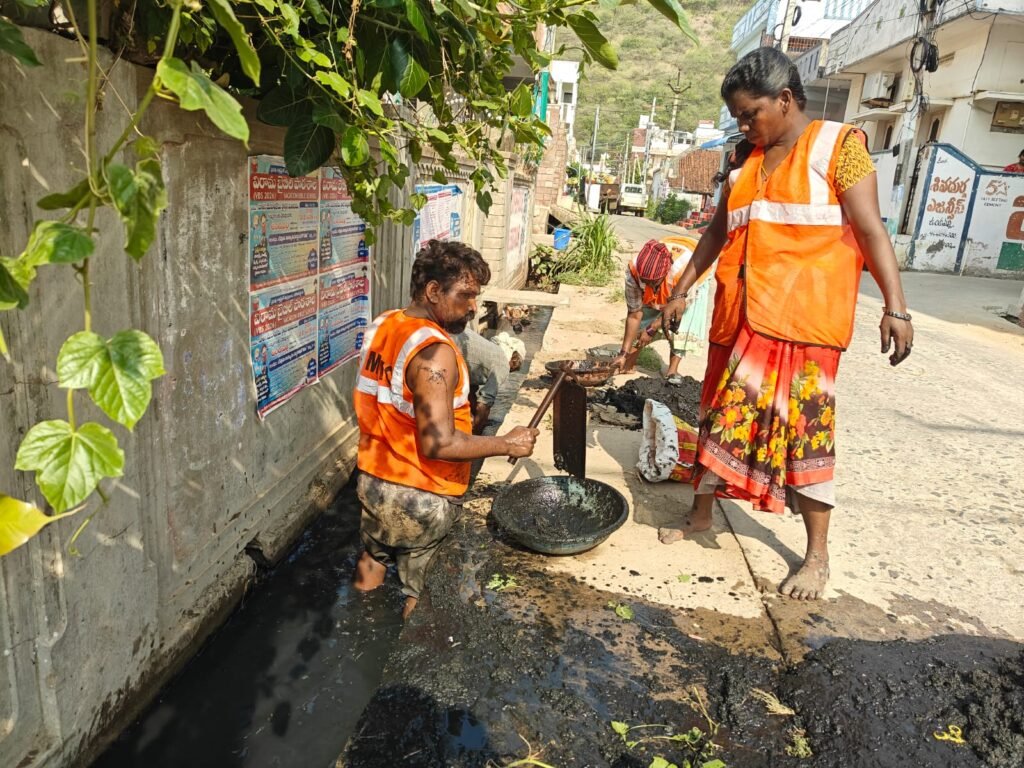 మంగళగిరి-తాడేపల్లి నగర పాలక సంస్థ పరిధిలో ముమ్మరంగా పూడిక తీత పనులు పర్యవేక్షించిన కమిషనర్ అలీమ్ బాషా