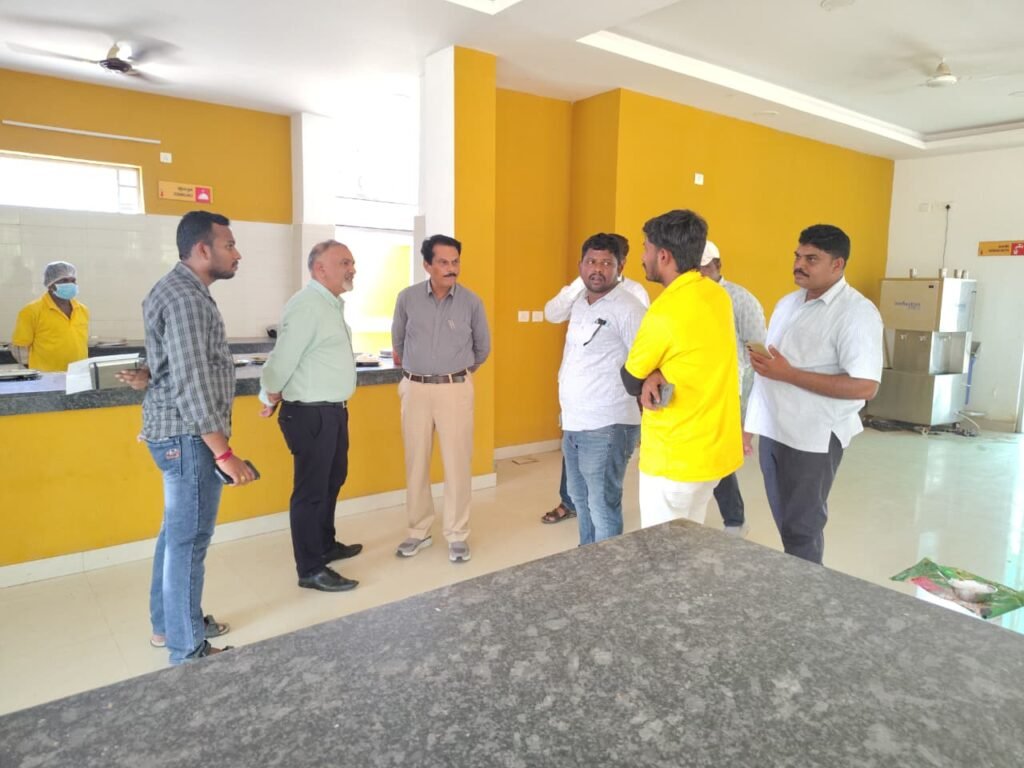 ప్రజలకు నాణ్యమైన ఆహారమే లక్ష్యం – హైకోర్టు అన్న క్యాంటీన్‌ను పరిశీలించిన సీఈఓ వంశీధర్, కమిషనర్ అలీమ్ బాషా
