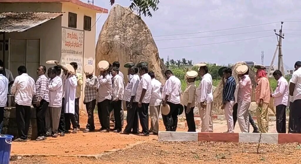 సమగ్ర శిక్షణలో ఉపాధ్యాయుల ఆకలి కేకలు