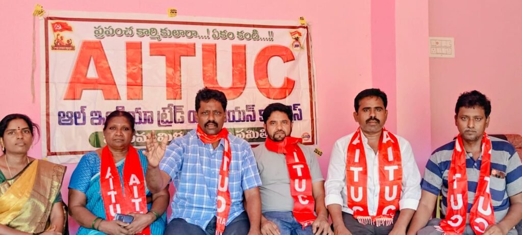సెంట్రల్ కిచెన్ పేరుతో 85వేల మంది కార్మికులను రోడ్డుపాలు చేయడం సిగ్గుచేటు ఏఐటీయూసీ  ఈనెల 8న భోజన కార్మికులు కడప కలెక్టరేట్ ధర్నాకు సిద్ధం కావాలని ఏఐటీయూసీ పిలుపు