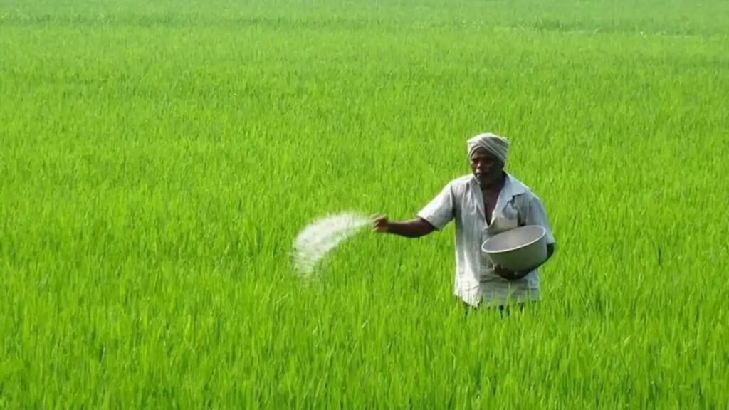 ఏపీ రైతులకు అలర్ట్.. వ్యవసాయ శాఖ కొత్త రూల్స్.. ఆధార్ ఉంటేనే.. ఏపీలో ఎరువుల బ్లాక్ మార్కెటింగ్‌కు అడ్డుకట్ట
