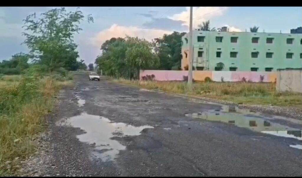 అడుగడుగునా గోతులు… అధికారుల నిర్లక్ష్యానికి నిలువెత్తు సాక్ష్యాలు.రోడ్లా? చెరువులా