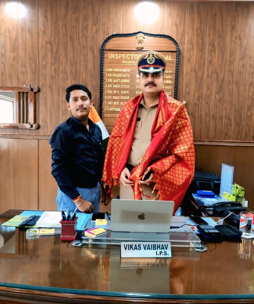 బీహార్ మగధ రేంజ్ ఐజీగా నియమితులైన ఐపీఎస్ వికాస్ వైభవ్‌కు హైదరాబాద్ న్యాయవాది, మానవ హక్కుల కార్యకర్త అభినందనలు