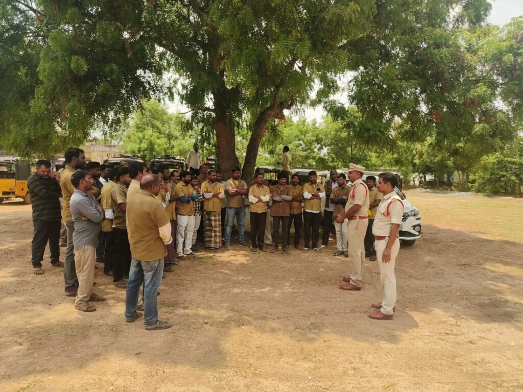 ఆటో డ్రైవర్లకు పోలీసుల కీలక సూచనలు!నిబంధనలు ఉల్లంఘిస్తే కఠిన చర్యలు: పోరుమామిళ్ల సి.ఐ, ఎస్.ఐ హెచ్చరిక