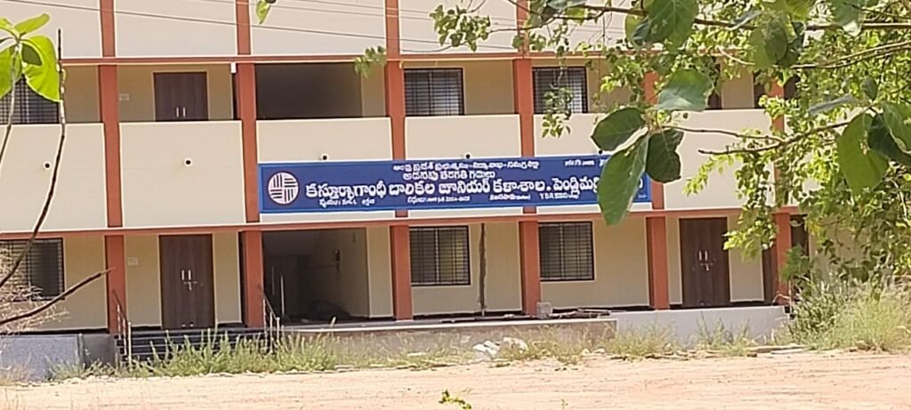 కలసపాడు కేజీబీవీలో ఘోరం: కుప్పకూలిన ప్రహరీ గోడ.. విద్యార్థినుల ప్రాణాలతో అధికారుల చెలగాటం!
