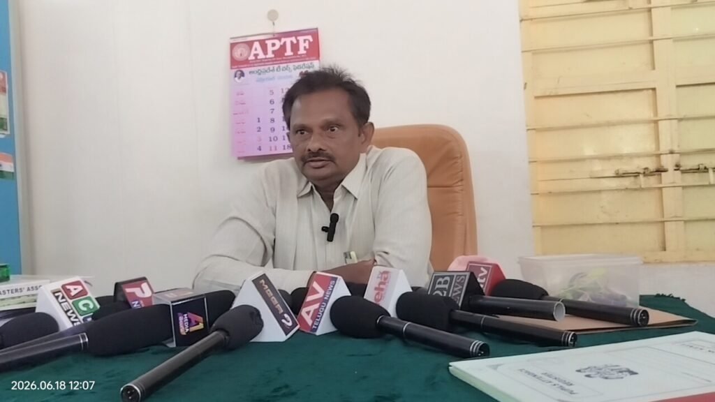 పేరు లేని పాఠశాల..పరువు పోతున్న ప్రభుత్వ విద్యా వ్యవస్థ..! ఐత్రంపేట జడ్పీహెచ్ఎస్‌లో నిర్లక్ష్యం పరాకాష్ట