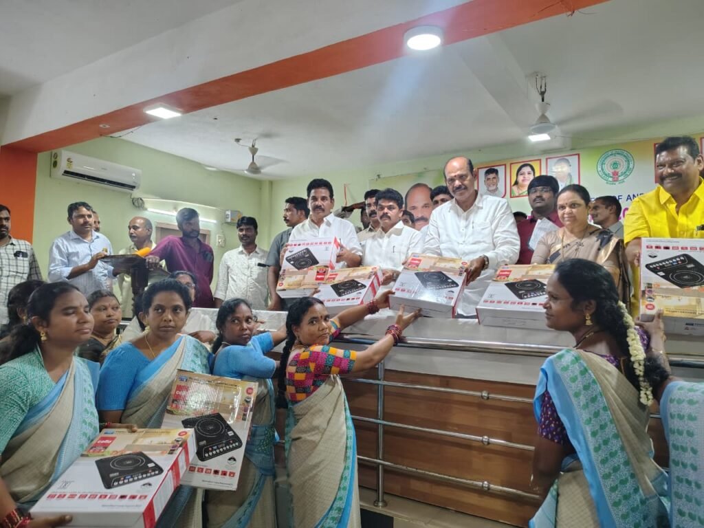 కేఆర్‌పురం ఐటిడిఏలో రాష్ట్ర మంత్రి కొలుసు పార్థసారథితో కలిసి అన్ని శాఖల అధికారులతో సమీక్ష సమావేశంలో పాల్గొన్న పోలవరం ఎమ్మెల్యే చిర్రి బాలరాజు