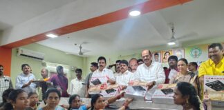 కేఆర్పురం ఐటిడిఏలో రాష్ట్ర మంత్రి కొలుసు పార్థసారథితో కలిసి అన్ని శాఖల అధికారులతో సమీక్ష సమావేశంలో పాల్గొన్న పోలవరం ఎమ్మెల్యే చిర్రి బాలరాజు