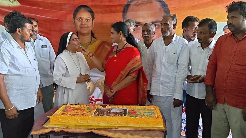 వృద్ధాశ్రమంలో ఘనంగా కర్నాటి వెంకటరెడ్డి 48 వ జన్మదిన వేడుకలు