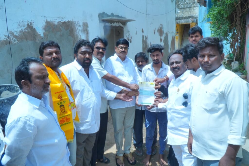 ముఖ్యమంత్రి సహాయ నిధి చెక్కును బాధిత కుటుంబానికి అందజేసిన డీసీసీ బ్యాంక్ చైర్మన్ మంచూరు సూర్యనారాయణ రెడ్డి
