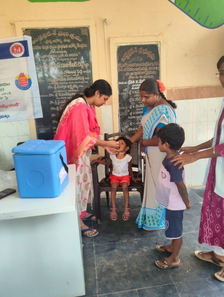 పోరుమామిళ్లలో పల్స్ పోలియో కార్యక్రమం విజయవంతం: చిన్నారులకు పోలియో చుక్కలు వేసిన డాక్టర్ శ్రీవిద్య